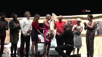 tiyatro festivali -  İpek Tanrıyar'a sahnede sürpriz evlilik teklifi Videosu