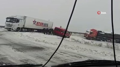 kar yagisi -  Yoğun kar yağışı nedeniyle Mozeret geçidi sürücülere zor anlar yaşatıyor  Videosu