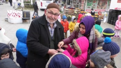 hayvan sevgisi -  Minik kalpler sokak hayvanları için atıyor  Videosu