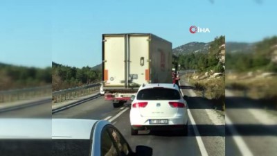hatali sollama -  Dorse kapağı açık kamyon sürücüsü trafikte tehlike saçtı  Videosu