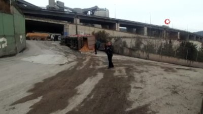 tir dorsesi - (KOCAELİ- Kocaeli'de talaş yüklü tır, hızlı tren köprüsünde devrildi  Videosu