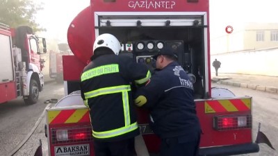  Toptan gıda deposunda başlayan yangın fabrikalara sıçradı