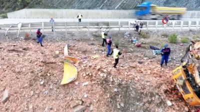  Tuğla yüklü kamyon şarampole yuvarlandı: 2 ölü, 1 yaralı...Kaza sonrası kamyon ve etrafa saçılan tuğlalar havadan görüntülendi