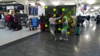 dans gosterisi -  Uçaklarını beklerken yolculara samba resitali yaptılar  Videosu