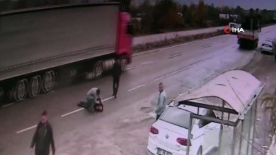 ilk mudahale -  Yaşlı adama çarpıp kontrolden çıkan araç kamerada  Videosu