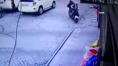 cep telefonu -  Çinli kadının çantasını çalan motosikletli kapkaççılar kamerada  Videosu