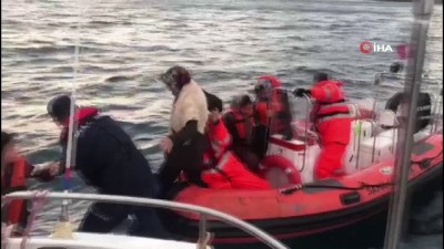 kurtarma operasyonu -  Ege Denizi'nde nefes kesen kurtarma operasyonu...Mahsur kalan 40 göçmenden 10'u böyle kurtarıldı  Videosu