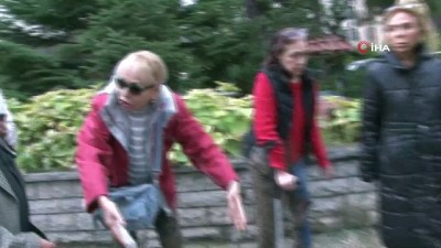 zabita -  Hastaneye giderken beton dolu çukura düştüler  Videosu