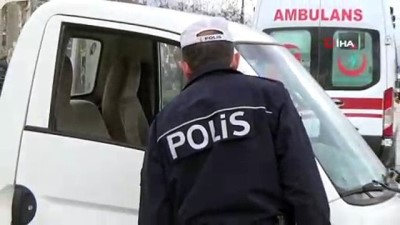 direksiyon -  İnegöl'de kamyonet refüje çıktı: 1 yaralı Videosu