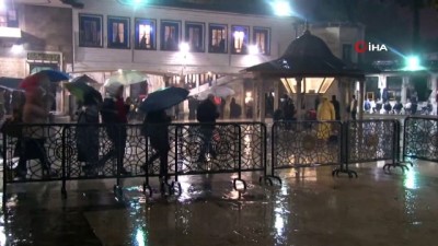  Mevlit Kandili’nde, vatandaşlar yağmura rağmen Eyüp Sultan Camii’ne akın etti