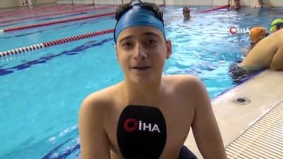 engelli cocuk -  Siirtli engelliler eğlenerek yüzmeyi öğreniyor  Videosu