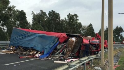 karayollari - Tır devrildi: 1 ölü - İZMİR  Videosu