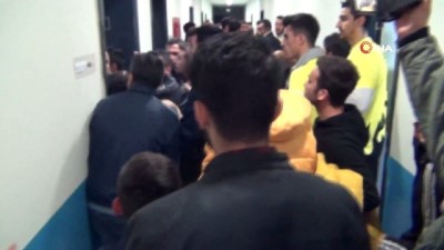 arbede - Voleybol maçı sonrası hakem odası önünde arbede  Videosu