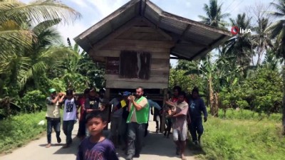 depremzede -  Endonezya'da Depremzedeler Evlerini Omuzlayıp Taşıdı  Videosu