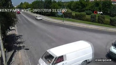 mobese kameralari -  Eskişehir’de yaşanan trafik kazaları mobeselere yansıdı  Videosu