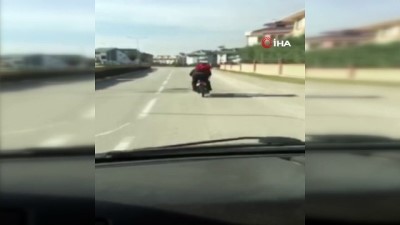 trafik magandasi -  Motosikletli maganda trafiği böyle birbirine kattı  Videosu