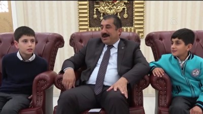 satranc - Türk bayrağını öpen çocuklar ödüllendirildi - ŞANLIURFA Videosu