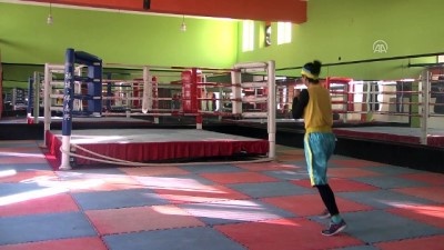 ikinci sinif vatandas - Afgan kadın boksör tehditlere rağmen mesleğinden vazgeçmiyor - KABİL  Videosu