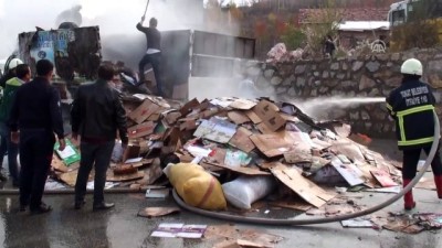 atik kagit - Atık kağıt yüklü pikapta yangın - TOKAT  Videosu