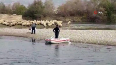 itfaiyeciler -  Baraj kapakları açıldı, 250 koyun mahsur kaldı  Videosu