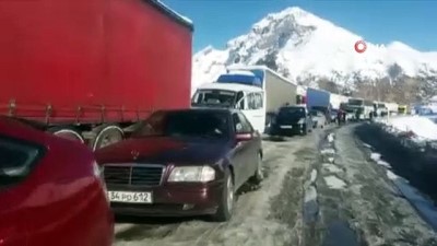  Türk nakliye tırları Gürcistan’da kar nedeniyle mahsur kaldı 