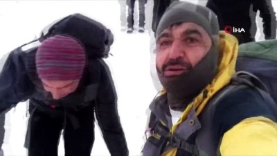 donma tehlikesi -  3 bin 684 rakımlı dağda kurtarma operasyonu...Dağcıların zirvede rahatsızlanan arkadaşları için seferber olduğu anlar kamerada  Videosu