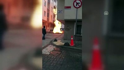 dogalgaz hatti - Doğal gaz borusunun zarar görmesi nedeniyle yangın çıktı - İSTANBUL  Videosu
