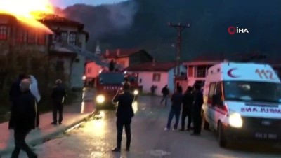 tarihi bina -  Taraklı’da 3 ahşap ev alev alev yandı  Videosu