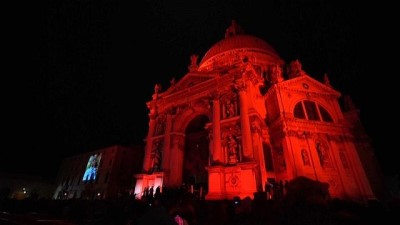 kirmizi isik - Venedik kenti zulme uğrayan Hristiyanlara destek için kırmızı renge büründü Videosu