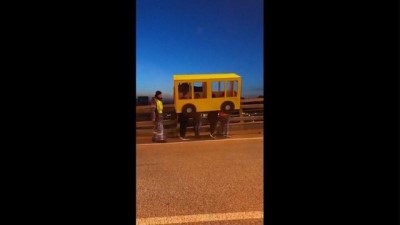 vostok -  | 'Yayalar giremez' yasağını otobüs kılığına girerek deldiler Videosu