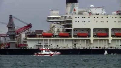 gemi trafigi - Dünyanın en büyük inşaat gemisi İstanbul Boğazı'ndan geçiyor - İSTANBUL  Videosu