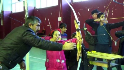 olimpiyat - Engelli gencin okçuluk tutkusu - BİTLİS  Videosu