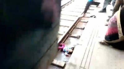tren raylari - Hindistan'da üzerinden tren geçen bebek yara almadan kurtuldu Videosu