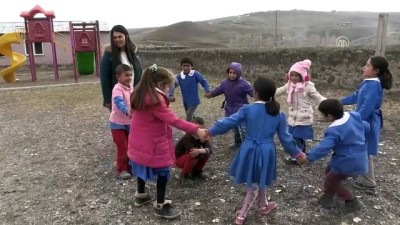 temizlik gorevlisi - Köy okulunun fedakar kadın öğretmenleri - KARS  Videosu