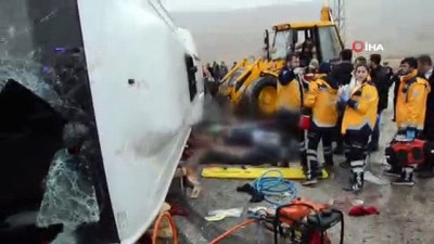 kurtarma ekibi -  Malatya'da cenaze taşıyan minibüs devrildi: 4 ölü, 15 yaralı  Videosu