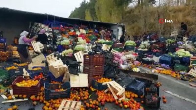 sebze hali -  Meyve yüklü kamyon devrildi, meyveler yola dağıldı  Videosu