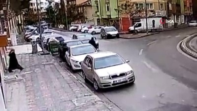 dikkatsizlik -  Motosiklet çarpan iki kadın böyle yere serildi  Videosu