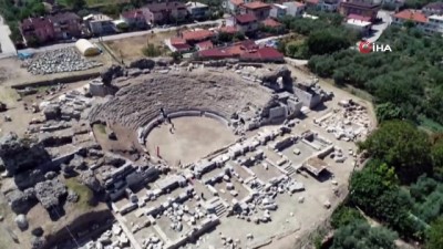 tarihci -  Tarihi Roma Tiyatrosu'ndan 2500 yıllık seramikler çıktı...1600 ton toprak altına gizlenen 2500 yıllık tarih havadan görüntülendi  Videosu