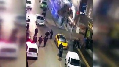 silahli kavga -  Erzurum’da bardan çıkan alkollü 2 grup birbirine girdi...Kavga anları kamerada  Videosu