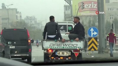 tehlikeli yolculuk -  Kamyonet kasasında tehlikeli yolculuk  Videosu