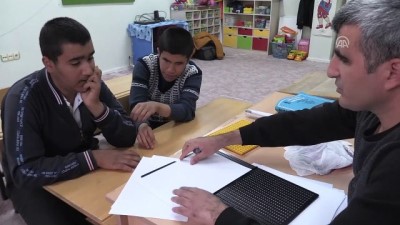 engelli ogretmen - Aynı kaderi paylaştığı öğrencilerinin gönlüne de dokunuyor - ADIYAMAN  Videosu