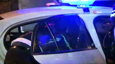 emniyet seridi -  Trafikte sıkıştırılan otomobil kamyonla çarpıştı: 1 yaralı Videosu