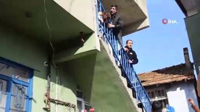 kucuk kiz - Kafası merdiven korkuluklarına sıkışan çocuğu itfaiye kurtardı Videosu