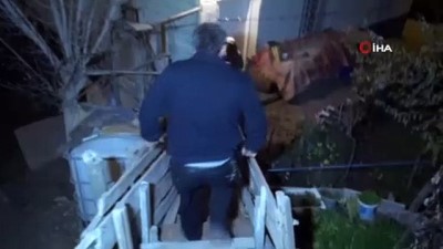 mustakil ev -  Mahalle sakinleri ellerinde sopalarla hırsız kovaladı  Videosu