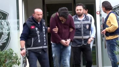dolandiricilik -  Antalya’da dolandırıcılık operasyonu...Kendilerini emlakçı diye tanıtarak 22 bin lira dolandıran şüpheliler yakalandı Videosu