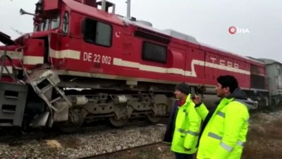 yuk treni -  İki lokomotif aynı rayda çarpıştı: 9 yaralı  Videosu