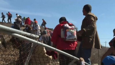 juan -  | ABD polisinden sınırı aşmaya çalışan göçmenlere gazlı müdahale Videosu