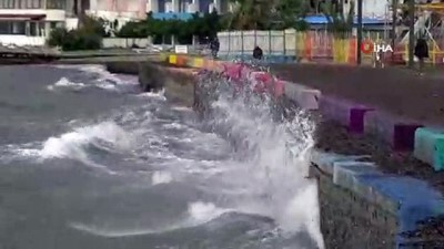 korfez -  Lodos nedeniyle oluşan dev dalgalar sahili dövüyor  Videosu