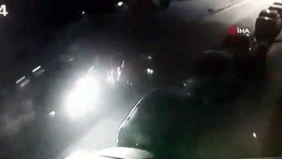 elektrik diregi -  Önce elektrik direğini sonra refüjü aştı, 3 otomobile çarparak durabildi...Kaza anı kamerada  Videosu