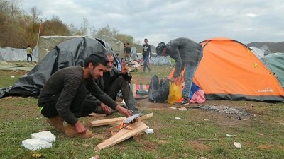 kacak gocmen - Binlerce kaçak göçmen Bosna Hersek'in kuzeyinde kapana kısılmış durumda Videosu